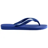 Ojotas Havaianas Top color blanco, con suela texturizada y tiras con diseño en relieve y logo de la marca.