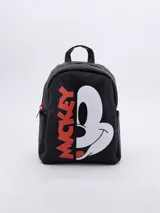 Mochila negra con estampado de la cara de Mickey Mouse en blanco y letras rojas.