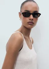 Top sin mangas de tejido de punto fino de lino, color blanco roto, con tirantes anchos y cuello escotado, de diseño recto.