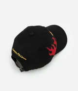 Gorra negra de sarga con bordado del logo de Rust-eze y llamas rojas en el frente.