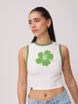 Musculosa ajustada color azul marino con cuello redondo y ribete blanco. Presenta un estampado frontal de una flor de hibisco blanca.