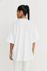 Remerón blanco de manga corta con detalle de recorte en la espalda.