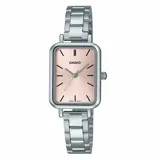 Reloj Casio para mujer, modelo LTPV009D-4EUDF, con caja rectangular plateada y dial color rosa. La correa es de acero inoxidable plateado. Resistente al agua hasta 50 metros.