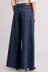 Pantalón de jean azul de tiro alto y corte wide leg.