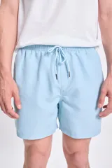 Short de baño celeste con cordón ajustable en la cintura.