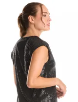 Blusa de lentejuelas color gris, marca Ninety, con escote en V y forro interno a tono. Sin mangas.