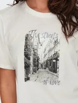 Remera blanca de corte recto y mangas cortas, con estampa fotográfica de una calle y la frase "The Streets of Love".