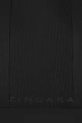 Bolso tote grande color negro, con textura acanalada y asas de hombro.