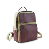 Mochila combinada color verde militar y cuero sintético color mostaza, con doble bolsillo frontal, asa de mano y correas regulables.