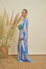 Vestido largo de un solo hombro con estampado tie-dye en tonos azul, rosa y blanco.