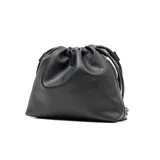 Cartera bandolera negra de símil cuero graneado con cordón de ajuste. Tiene correa regulable, herrajes plateados, un bolsillo interno con cierre y dos abiertos.