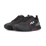 Championes Fila Axilus Ace Clay, color negro con detalles en rojo y gris, para hombre o mujer. Capellada de materiales sintéticos inyectados y piezas laterales para mayor estabilidad. Entresuela de EVA para confort y amortiguación. Suela de caucho para superficies duras. Tecnología CAGE: placa antitorsión que evita movimientos medio-laterales. Plantilla SUPERFOAM con espuma anatómica.