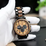 Reloj de pulsera Chenaut Aurum para hombre, con caja de acero inoxidable negra y esfera de madera de zebrano. La malla es de acero inoxidable negra con detalles en madera de bambú. Tiene cronógrafo, indicador de 24 horas y fechador.