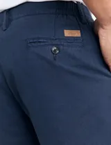 Bermuda de lino azul marino, corte recto y largo a la rodilla.