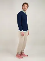 Jersey de punto inglés verde con rayas horizontales blancas, cuello redondo y logo bordado en el pecho.