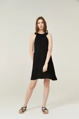 Vestido corto negro con cuello halter y volados.