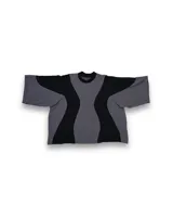Remera oversize de jersey de algodón grueso, color gris con diseño de ondas negras.