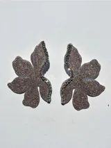 Par de aros con forma de flor roja brillante y detalle de strass plateado en el centro. Cierre a presión de acero inoxidable.