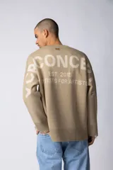 Sweater beige de hilo de algodón, corte oversize, con cuello redondo, puños y ruedo acanalados con pequeños desgastes. Espalda con logo tejido.