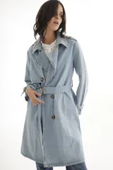 Trench de denim con diseño largo, estilo relajado y cinturón ajustable.