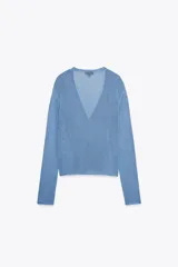 Chaqueta celeste de punto con escote en pico, manga larga y cierre frontal con botones.