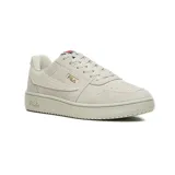 Zapatillas de estilo clásico en color blanco con detalles en oro, diseñadas para estilo urbano y comodidad.