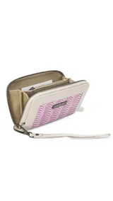 Billetera mediana de símil cuero color rosa, combinada con telar de colores amarillo, rosa y negro. Tiene compartimento interior con tarjeteros y cierre interior, monedero con cierre alrededor y correa de mano desmontable.