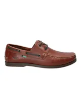 Zapato náutico de cuero marrón con cordones negros, suela de goma y detalle de logo de pato bordado en el lateral.