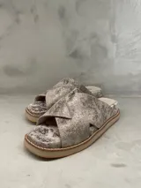 Sandalias de cuero color gris con textura craquelada y diseño cruzado.