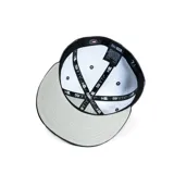 Gorro New Era 59FIFTY con diseño de camuflaje en tonos grises y visera negra. Presenta el logo de los Detroit Tigers bordado en el frente.