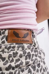 Short de jean con estampado animal print en tonos beige y gris.