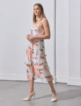 Vestido midi de gasa con estampado floral en tonos rosa y marrón. Escote redondo, breteles finos regulables, espalda elastizada y detalles de volados en cintura y ruedo.