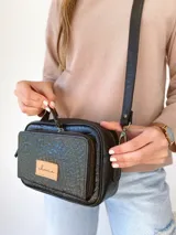 Bandolera negra de cuero con forro de tela, bolsillo interior y exterior.