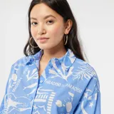 Camisa celeste de gasa de algodón con estampado de motivos marinos en blanco.