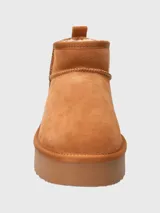 Botas cortas color marrón claro, con interior de piel sintética, plataforma y suela de goma.