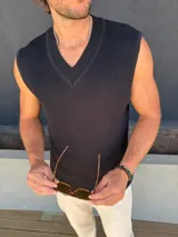 Chaleco negro de hilo con escote en V y corte clásico.