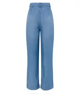 Pantalón pantalona de jean celeste, de corte ancho, con cintura media desplazada, pliegues delanteros y bolsillos.