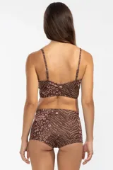 Top de bikini marrón con estampado animal print, breteles finos y corte cruzado en el frente.
