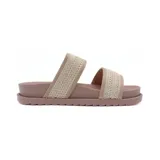 Sandalia plana de mujer con dos tiras anchas sobre el empeine. Las tiras tienen un acabado texturizado que simula tejido o rafia en color beige claro. La plantilla y la suela son del mismo tono neutro y la suela es gruesa con relieve en el borde.