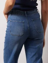 Pantalón capri de jean azul, marca Djeans. Con tres bolsillos delanteros y dos traseros.