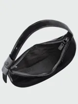 Bolso hobo pequeño Longchamp, color negro charol, con cierre superior y asa corta.