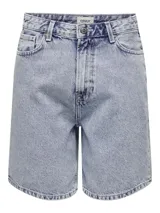 Bermuda de jean celeste con efecto lavado, tiro alto, corte recto, bolsillos delanteros y traseros, cierre con botón y cremallera, y trabillas para cinturón.