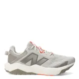 Championes New Balance Nitrel para mujer, color gris con detalles en rojo y logo en el lateral.