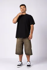 Bermuda de jean celeste, corte baggy, con lavado vintage y bolsillos laterales.