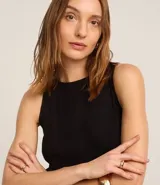 Mono largo de viscosa color negro, con breteles anchos, cuello redondo, cierre por gota y cremallera invisible en la espalda, bolsillos delanteros y pinzas.