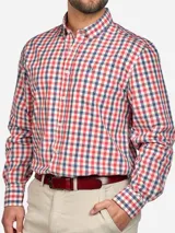 Camisa de hombre a cuadros en tonos azul, rojo y blanco, de manga larga y corte clásico. Incluye cuello abotonado y bolsillo en el pecho.