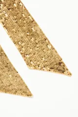 Pashmina tipo corbatín de tul bordado con lentejuelas plateadas, de diseño largo y estrecho.