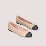 Ballerinas color beige nude con puntera negra y moño delicado. Confeccionadas en piel suave, forro de tela, plantilla de piel y memory foam.