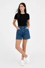Short de jean negro, liso, de corte recto y tiro alto.