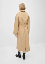 Abrigo largo color beige con cuello con solapa, cinturón ajustable y chaleco interior desmontable.